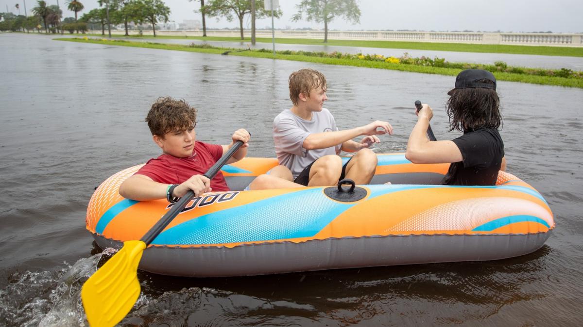 inundatii in florida strazile sunt acoperite de ape