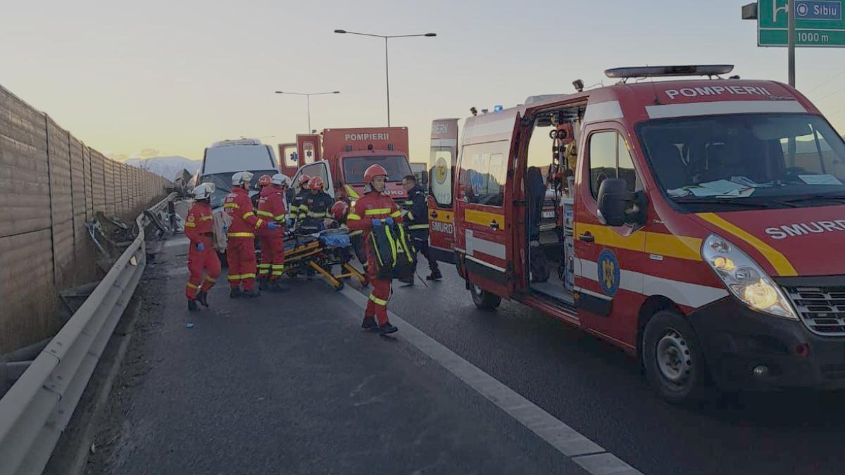 Trafic oprit pe Autostrada A1, în Sibiu, după un accident grav cu 5 mașini. Planul Roșu de intervenție a fost activat