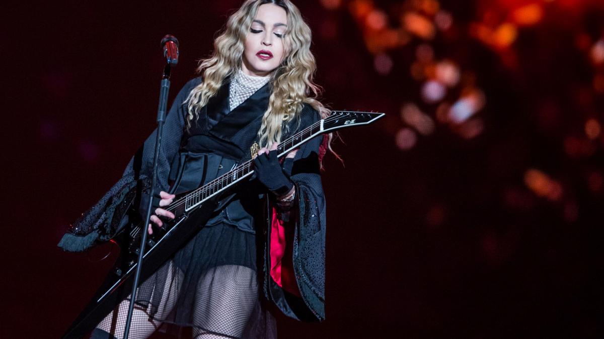 Madonna face petrecere cu 500 de invitați la teatrul antic din Pompei, printre ruinele romane. Poliția e în alertă