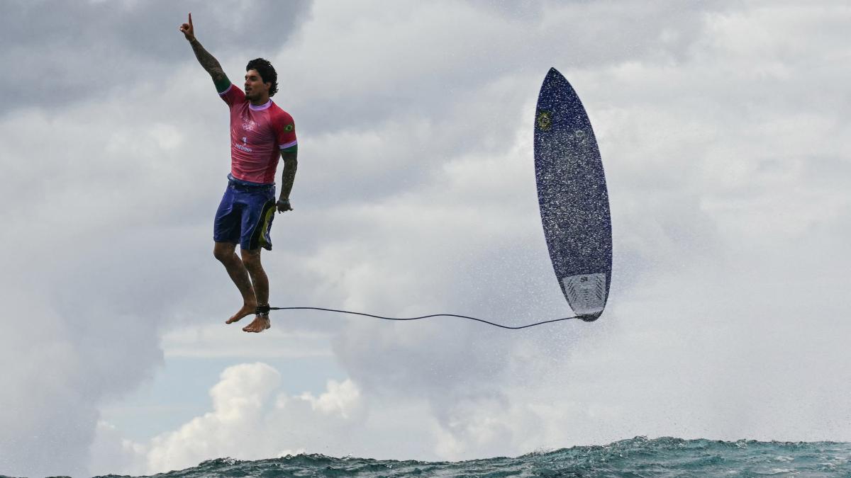 Surferul Gabriel Medina a devenit subiectul unei fotografii virale.