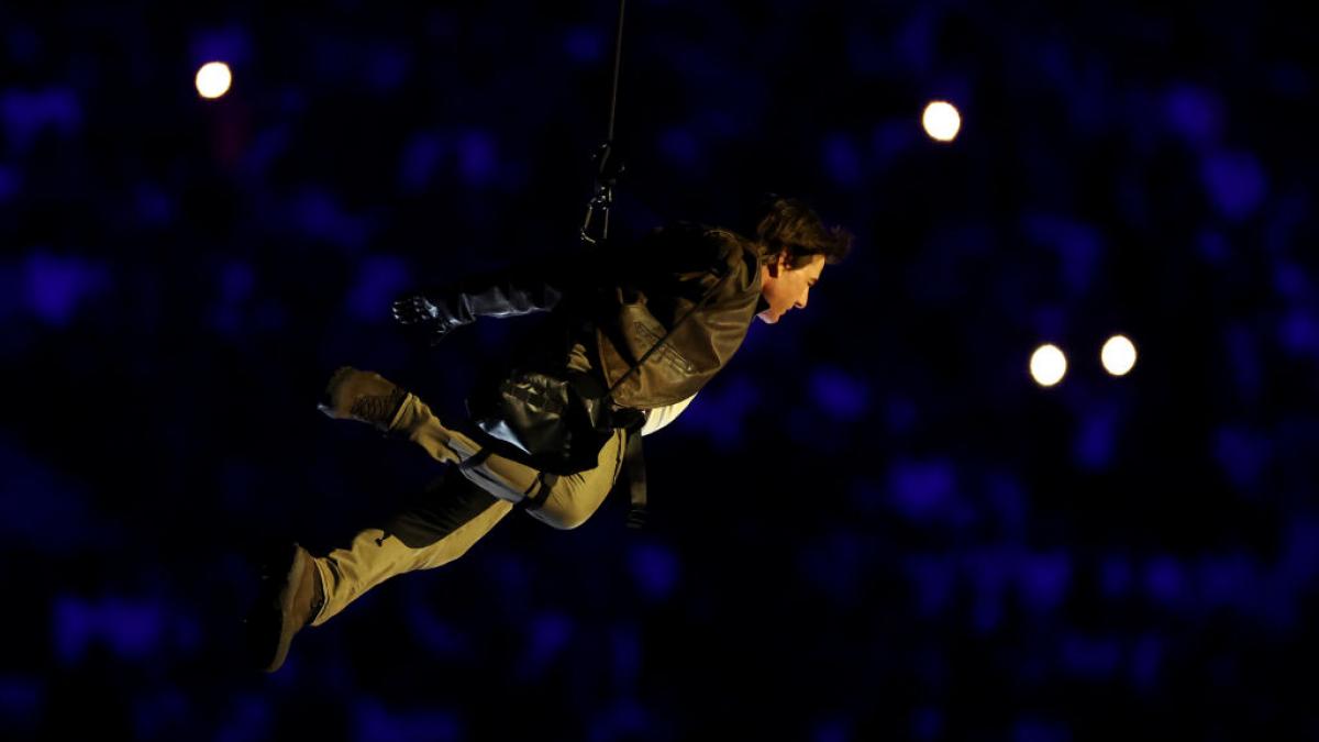 Ceremonia de închidere a JO 2024. Tom Cruise sare de pe acoperișul Stade de France într-o cascadorie desprinsă din Mission: Impossible