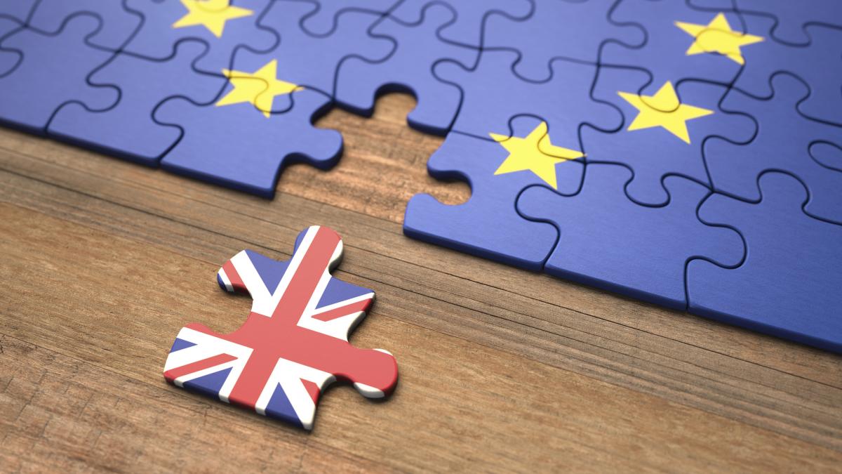 Pies? de puzzle cu steagul britanic in afara unui puzzle mai mare cu stelele Uniunii Europene.