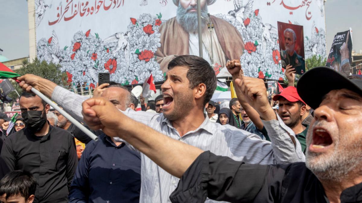 oameni pe strada in teheran