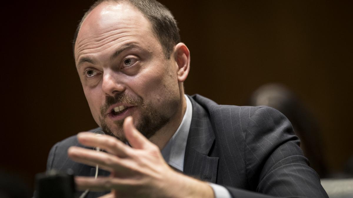 Vladimir Kara-Murza vorbe?te gesticuland cu mana.