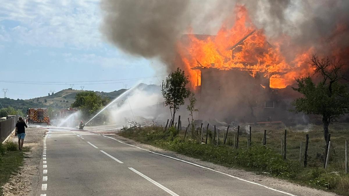 Incendiu violent, la un celebru restaurant de pe culoarul Rucăr