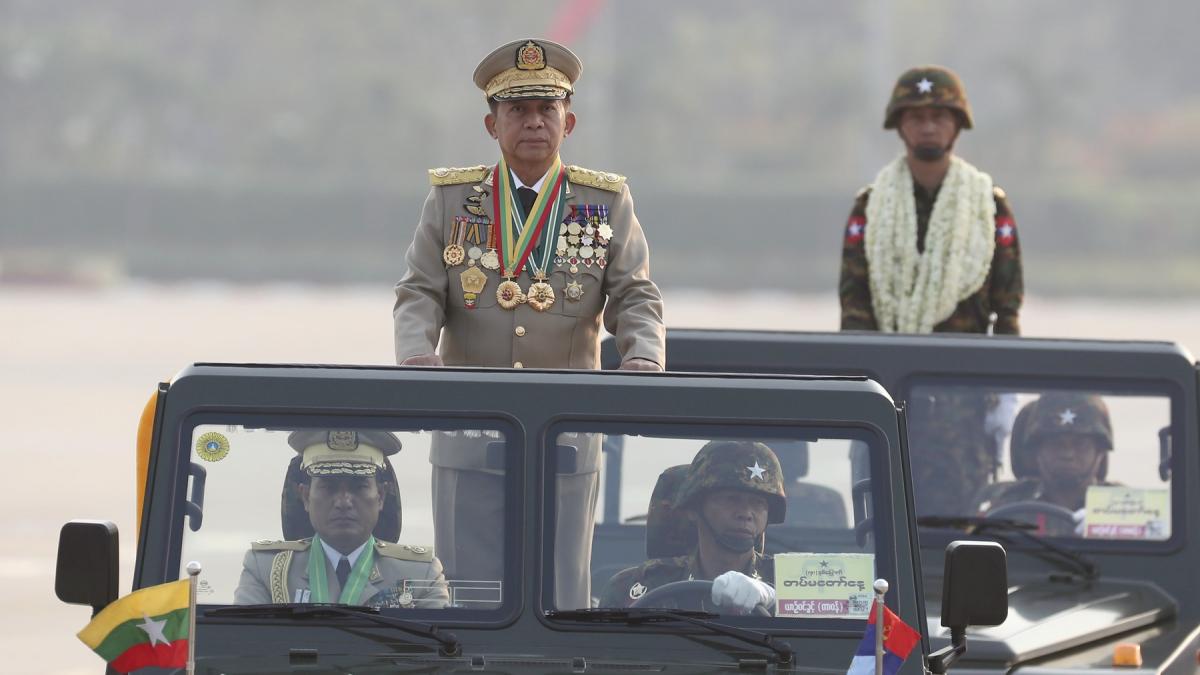 Min Aung Hlaing intr-un jeep alaturi de alti membri ai juntei militare