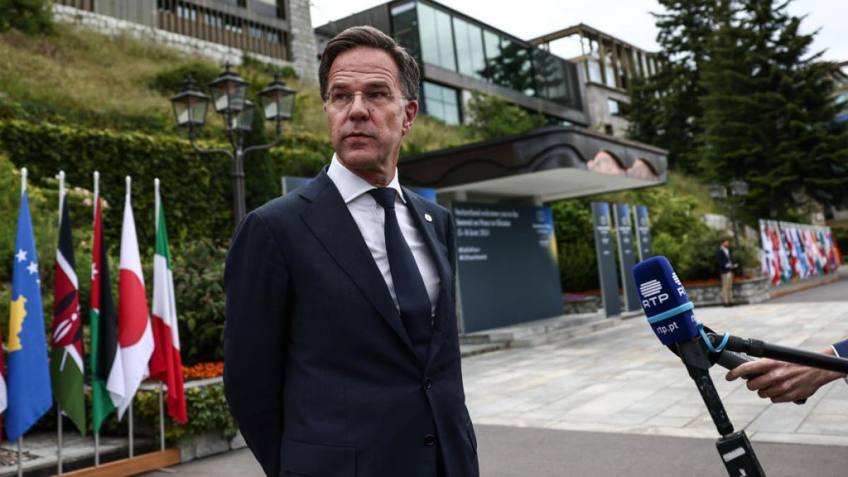 Mark Rutte cu un microfon in fata