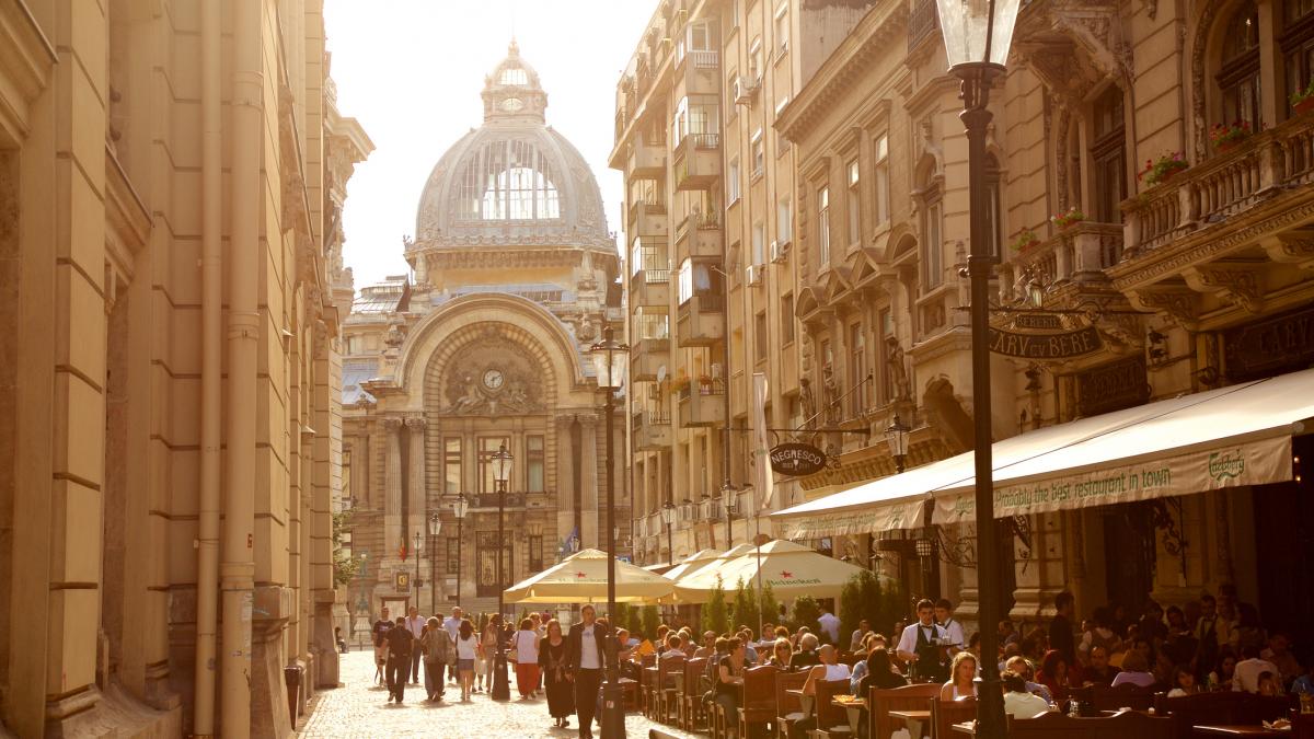 oameni pe strazile din bucuresti