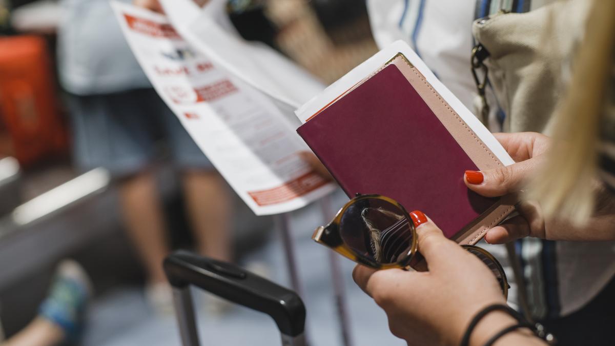 femeie cu pasaport in aerport