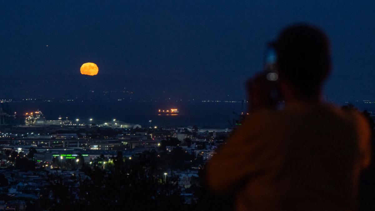 superluna albastra de pe 19 august