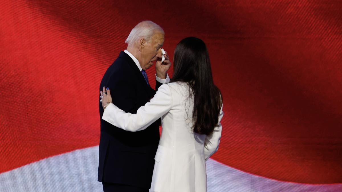 Joe Biden se ?terge la ochi cu un ?erve?el ?n tim? ce este m?ng?iat pe spate de fiica sa.