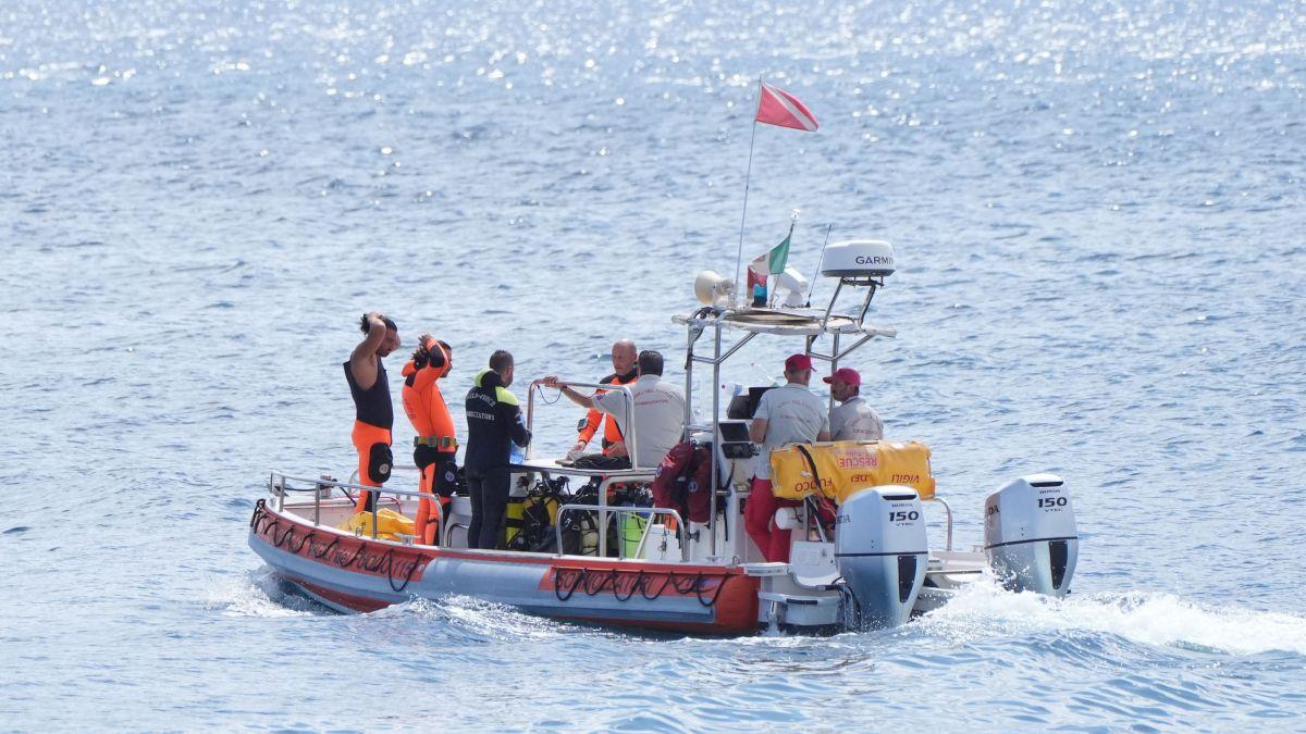 Echipe de cautare in zona naufragiului iahtului Bayesian, Sicilia, Italia