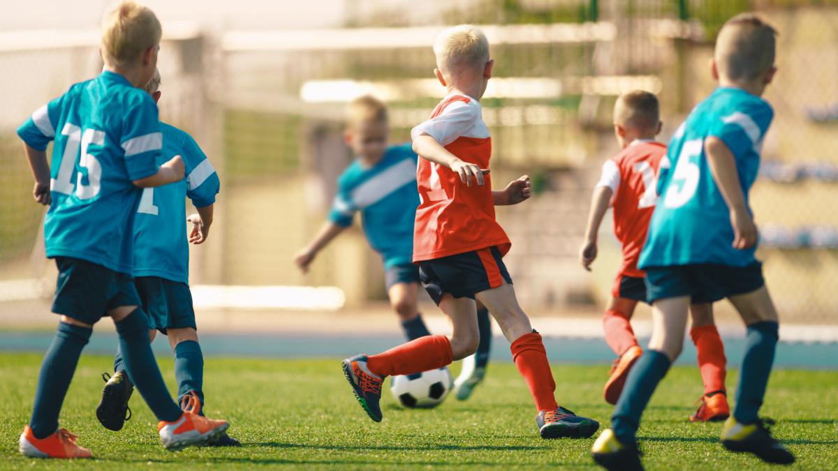 copii antrenament fotbal juniori sportivi minori