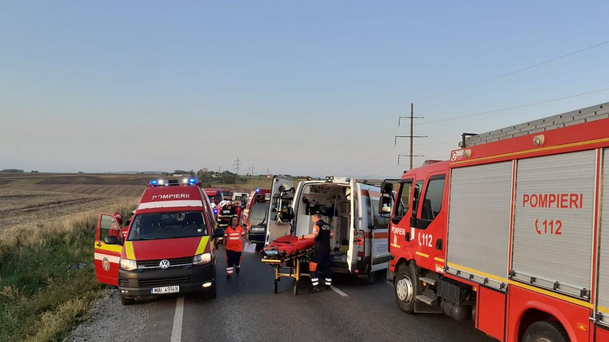 Accident grav între un microbuz și două mașini. 2 oameni au murit. Planul roșu de intervenție a fost activat