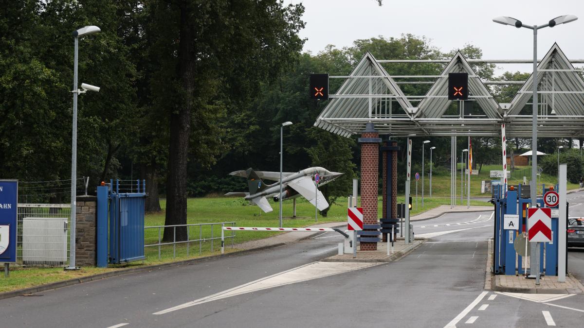 Intrare cu bariera si un model de avion la baza Geilenkirchen din Germania.