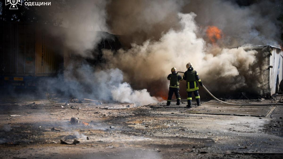 pompieri intervin la un incendiu dupa un bombardament al rusilor