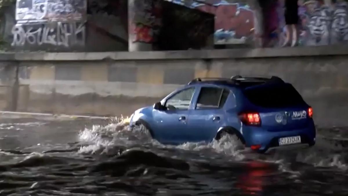 Șoferii au rămas blocați în trafic după o rupere de nori