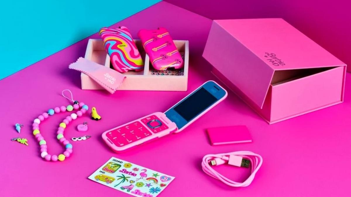 Telefonul Barbie vine cu mai multe accesorii incluse