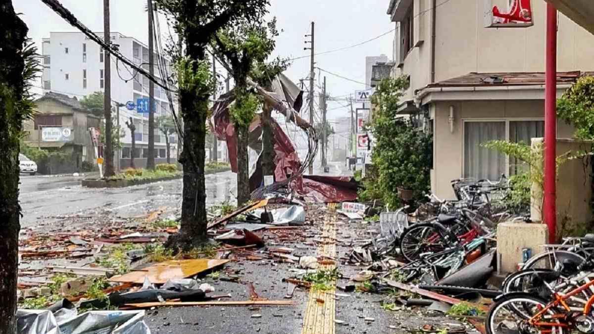 Japonia a fost lovită de cel mai puternic taifun din acest an, cu rafale de 250 km/oră. Trei morți, un milion de oameni evacuați