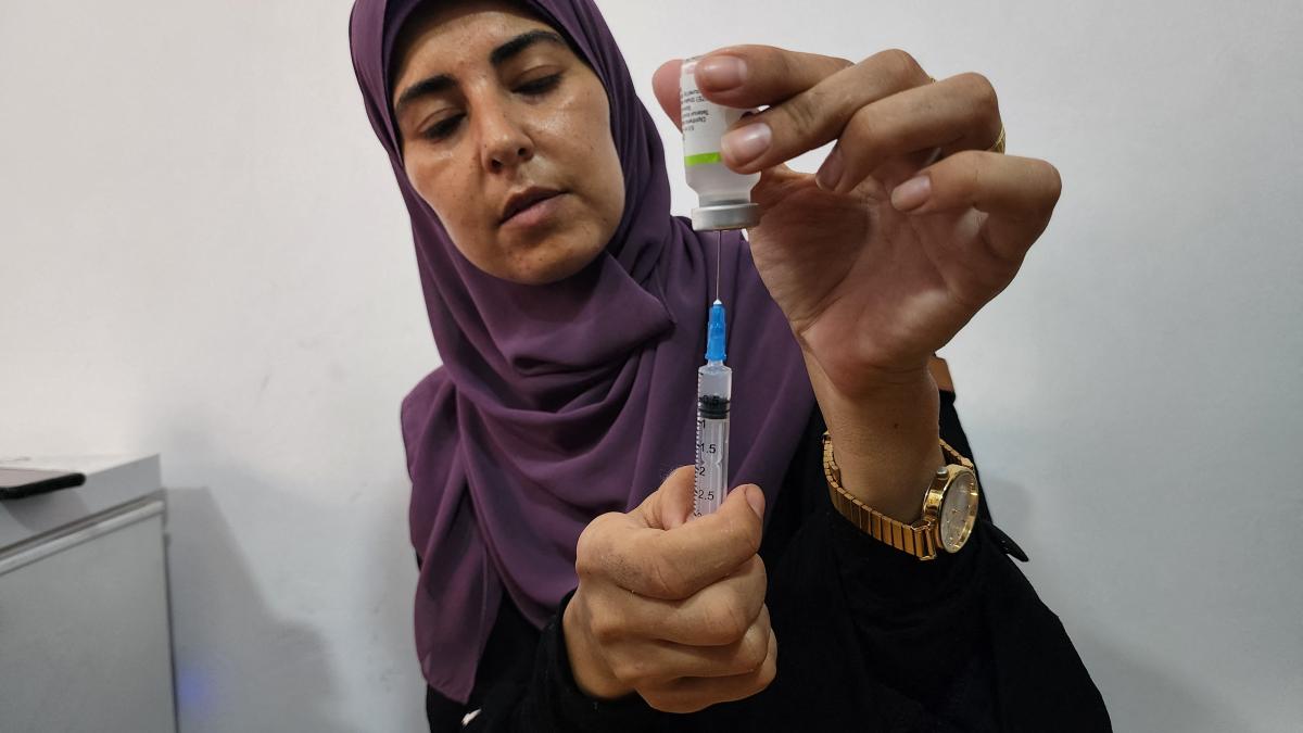 femeie cu un vaccin antipoliomielitica