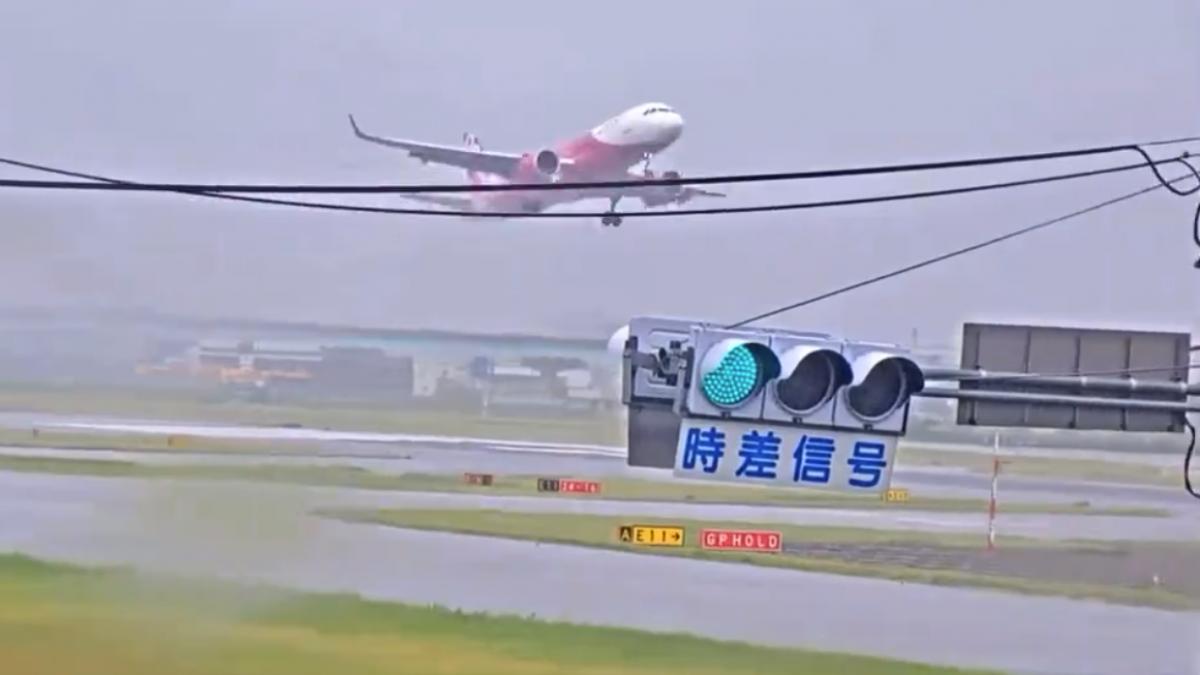 avioane pe aeroport in japonia