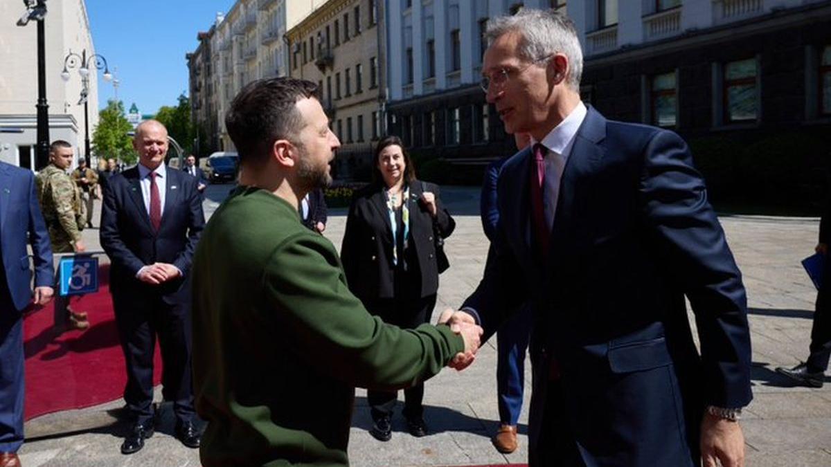 jens stoltenberg da mana cu volodimir zelenski