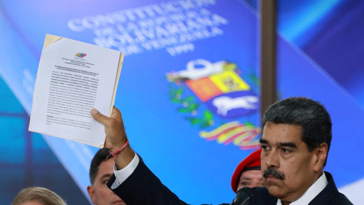 Nicolas Maduro ?ine ?n m?n? un document.
