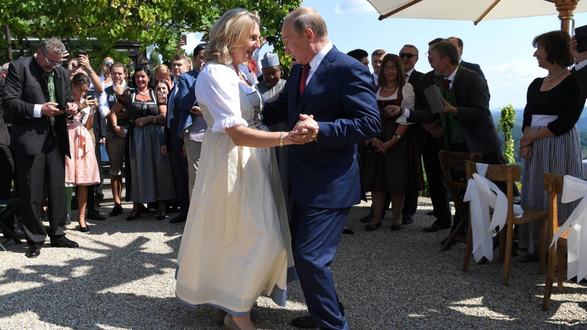 Karin Kneissl danseaz? cu putin la nunta ei