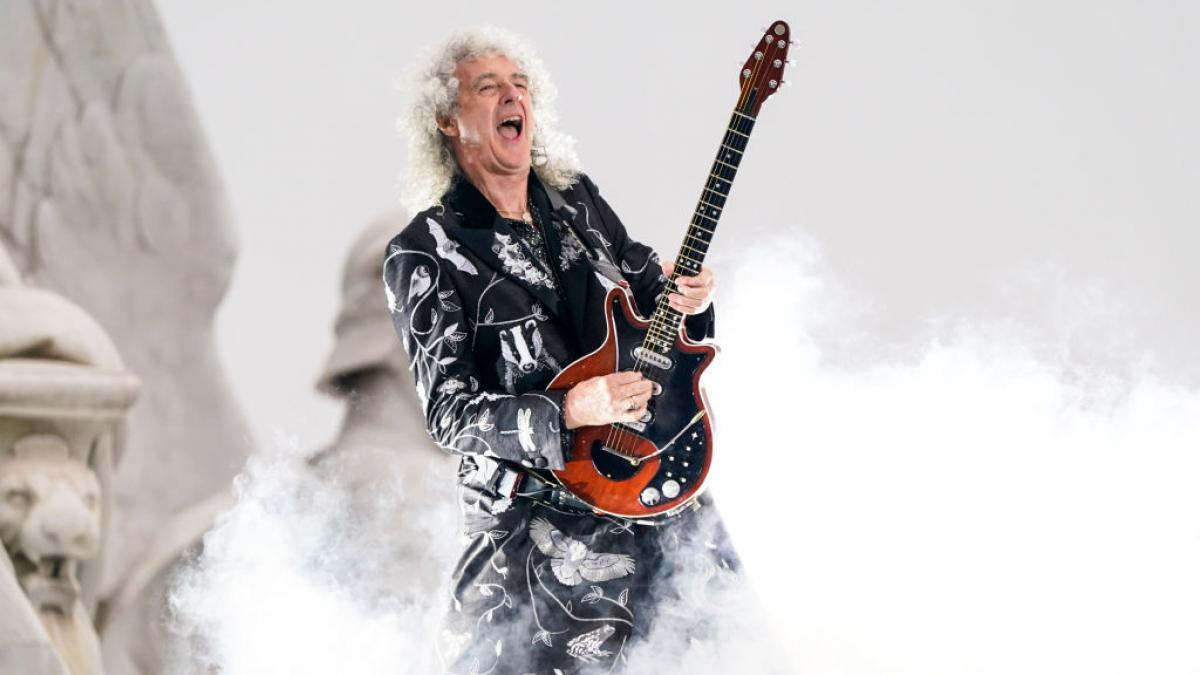 Brian May canta la chitara