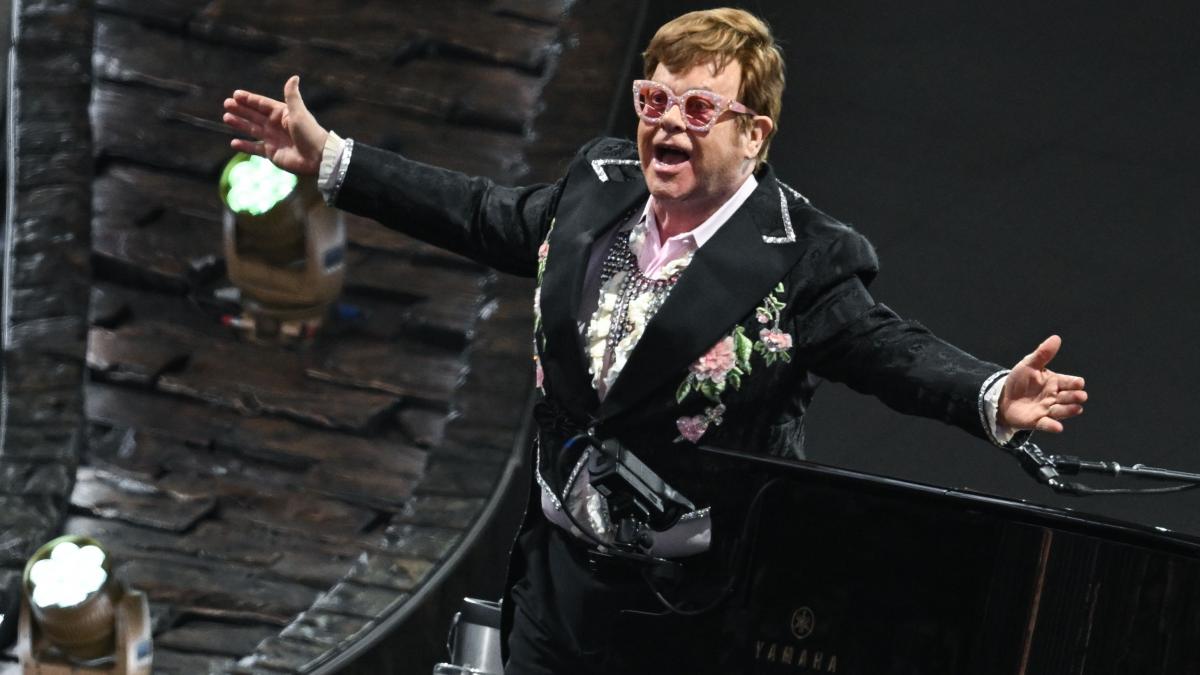 Elton John a avut o infecţie severă la un ochi, iar asta i-a afectat serios vederea