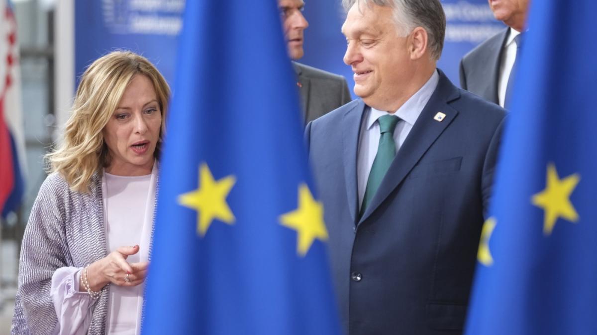 Viktor Orban ?i Giorgia Meloni flancati de steaguri UE