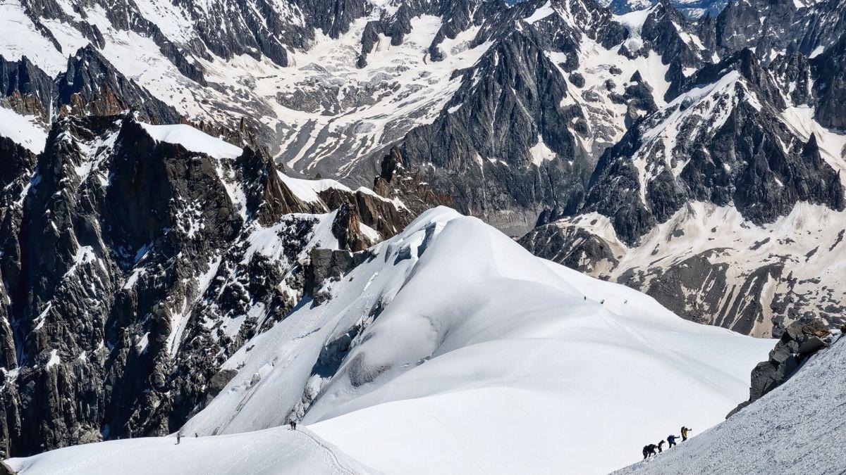 Alpini?ti ?n timpul unei escalade pe Mont Blanc