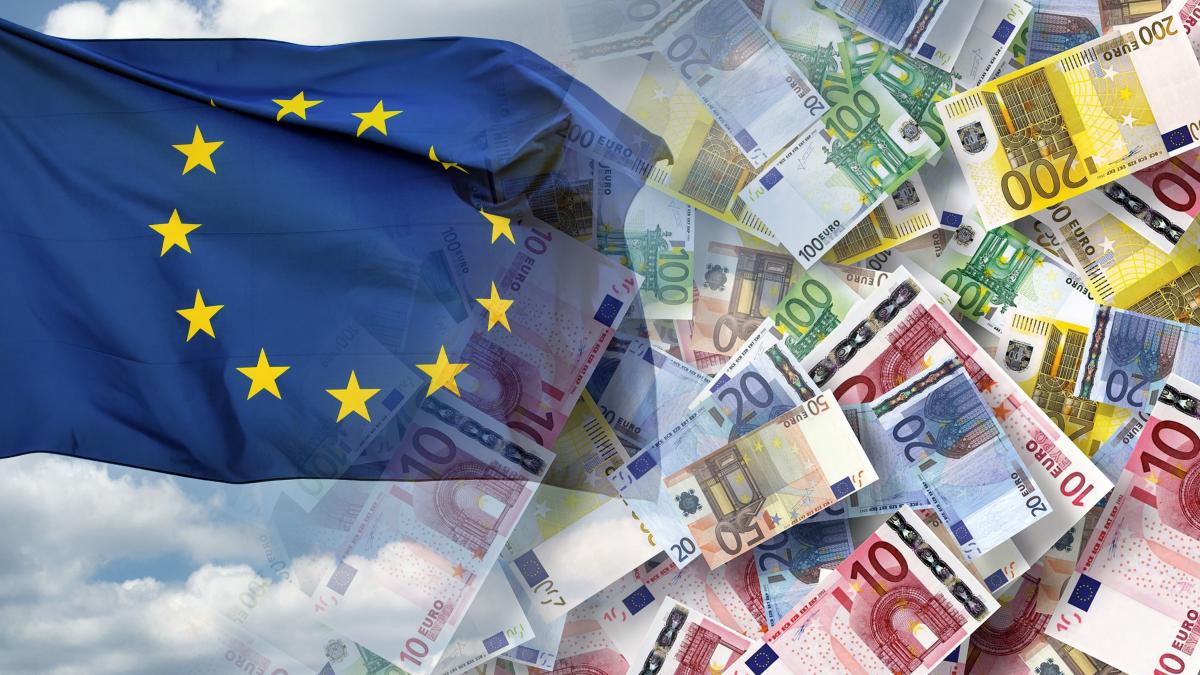 colaj steag ue si bancnote euro
