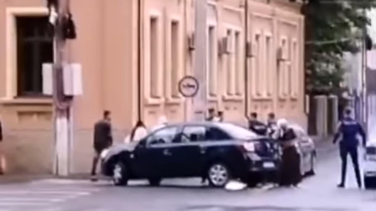 Polițiști loviți și amenințați de rudele unui copil prins la volan, conducând pe contrasens. Imagini revoltătoare în Turnu Măgurele