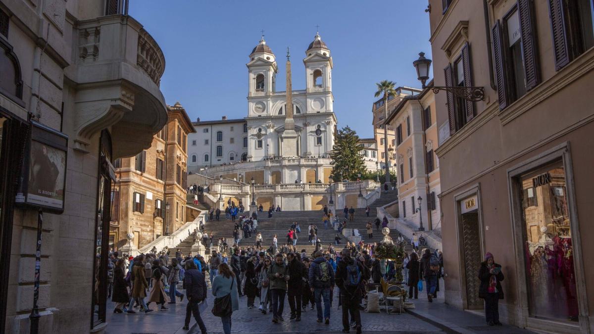 Piazza di Spagna. biserica Trinita dei Monti Roma