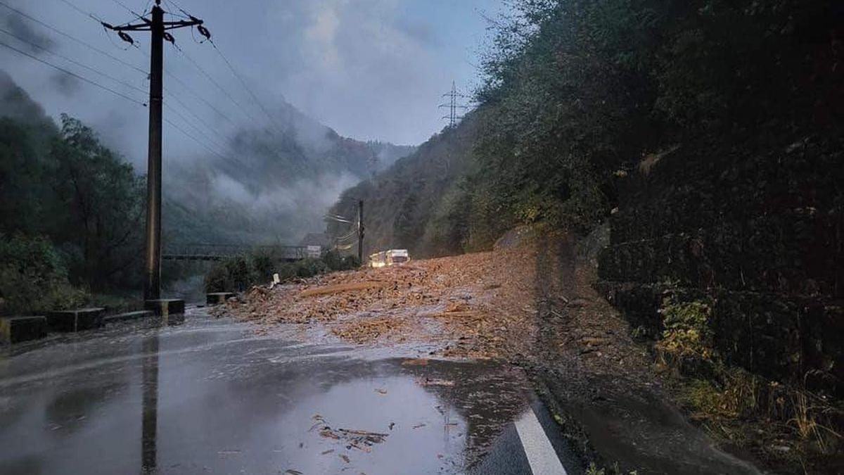 Valea Oltului, blocata de o alunecare de teren, vineri seara