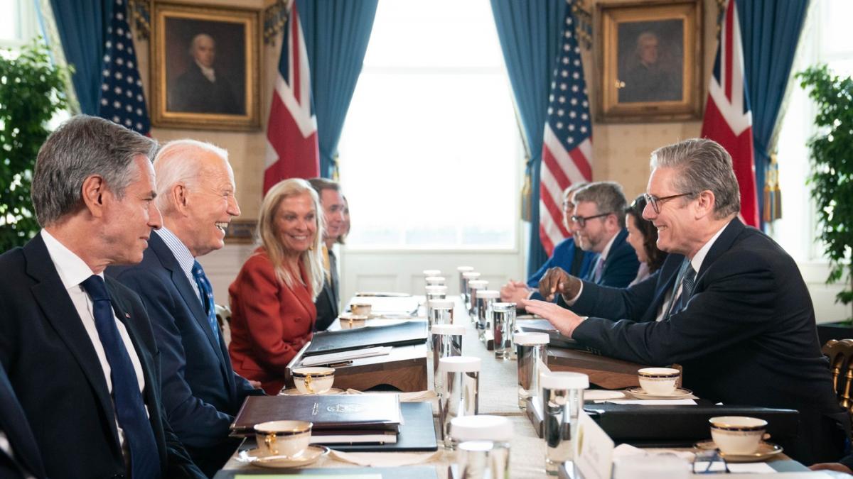 Biden, Blinken si Starmer si alti membri ale delegatiilor americana si britanica la Casa Alba.