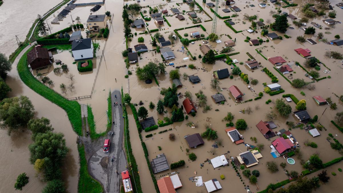 „Ploaia a fost așa intensă încât hărţile precipitaţiilor au rămas fără culori. Am trecut la alb”