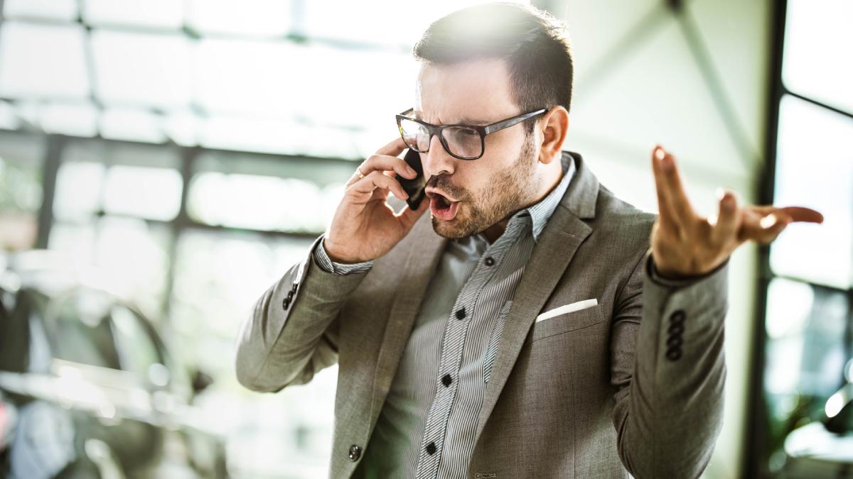 angajat nervos la telefon