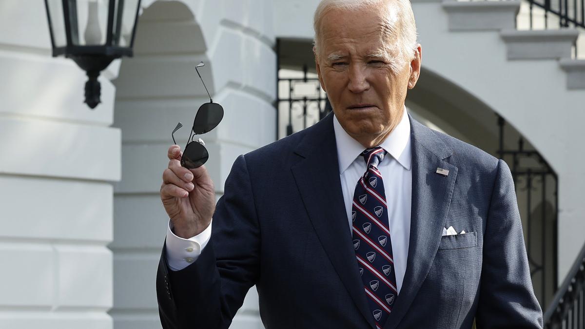 Joe Biden gesticuleaza cu ochelarii in mana