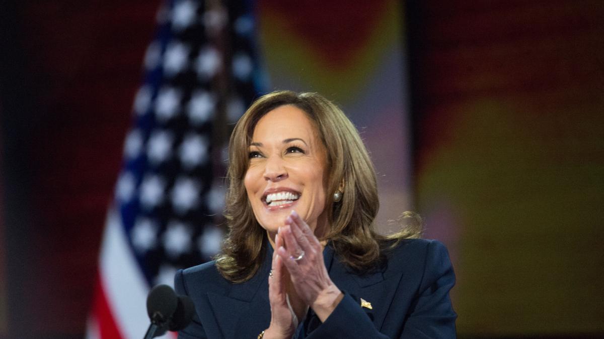 kamala harris rade si aplauda