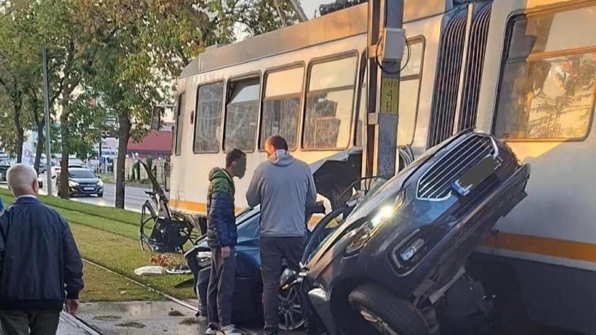 Accident grav în București. Un autoturism a fost lovit de tramvai. Șoferul a murit