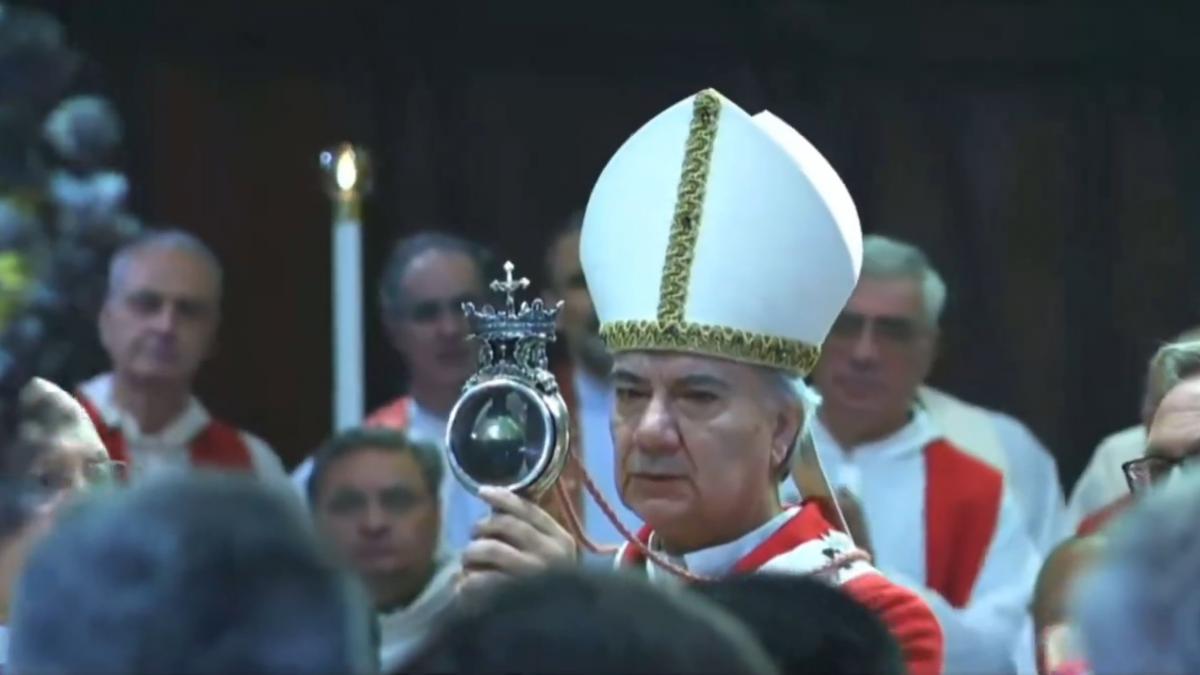 Cardinalul arata credinciosilor fiola care contine sangele lui San Gennaro