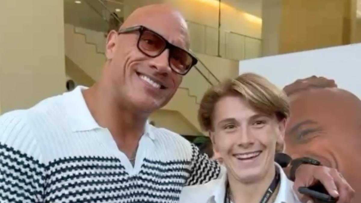 Dwayne ?The Rock? Johnson alaturi de un fan (1)