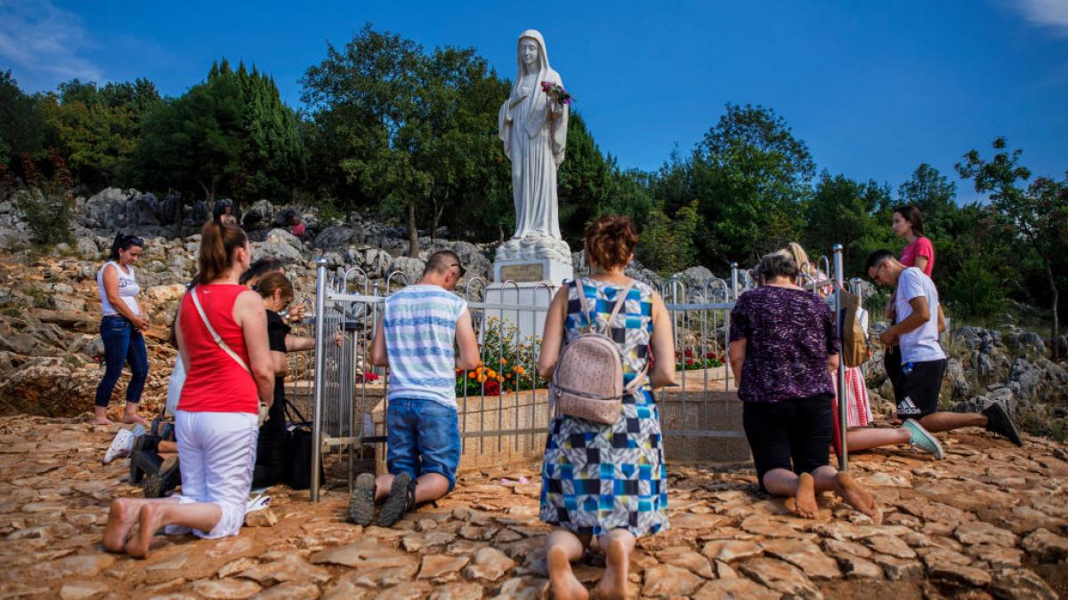 Statuia Madonei de la Medjugorje si credinciosi in jurul statuii