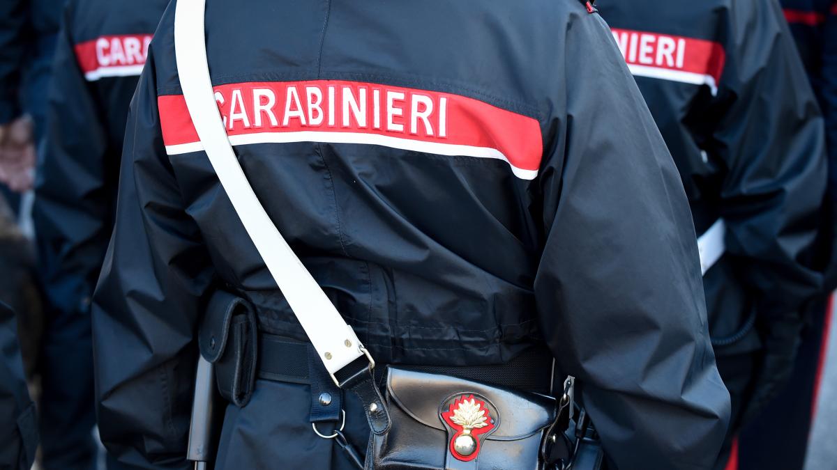 Carabinieri cu spatele 