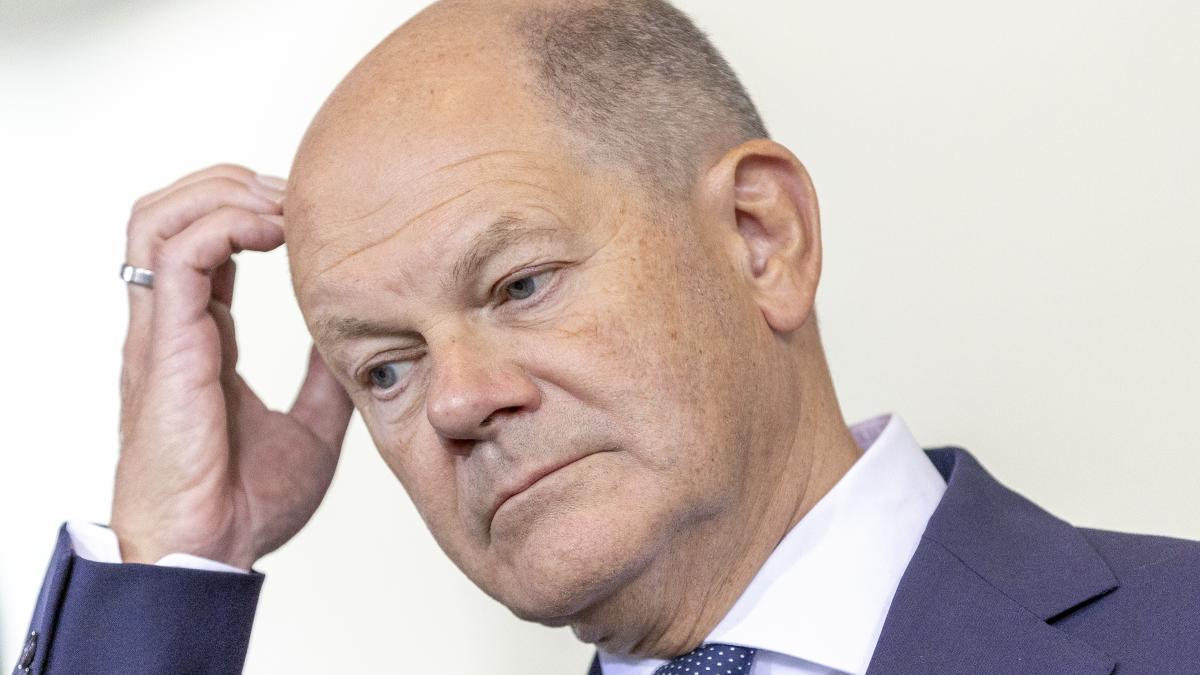 Olaf Scholz se scarpina pe frunte. Foto: Getty Images