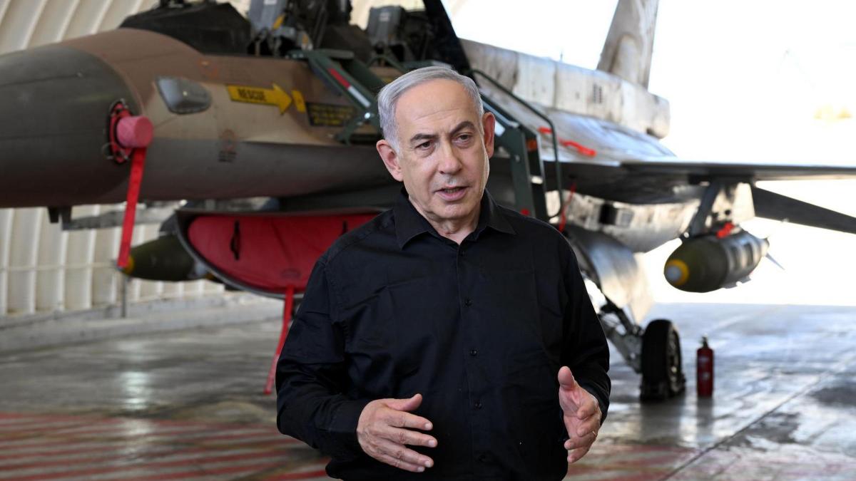 Netanyahu cu un avion de vanatoare in spate.