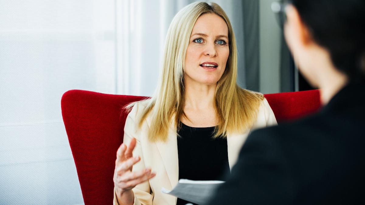 femeie conversatie getty images