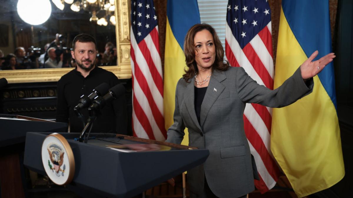 Kamala Harris gesticuleaza in timp ce Volodimir Zelenski priveste spre camera in timpul unei conferinte de presa.